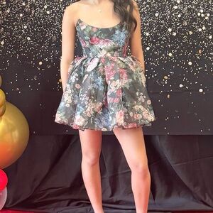 Wore once! Super cute dress!